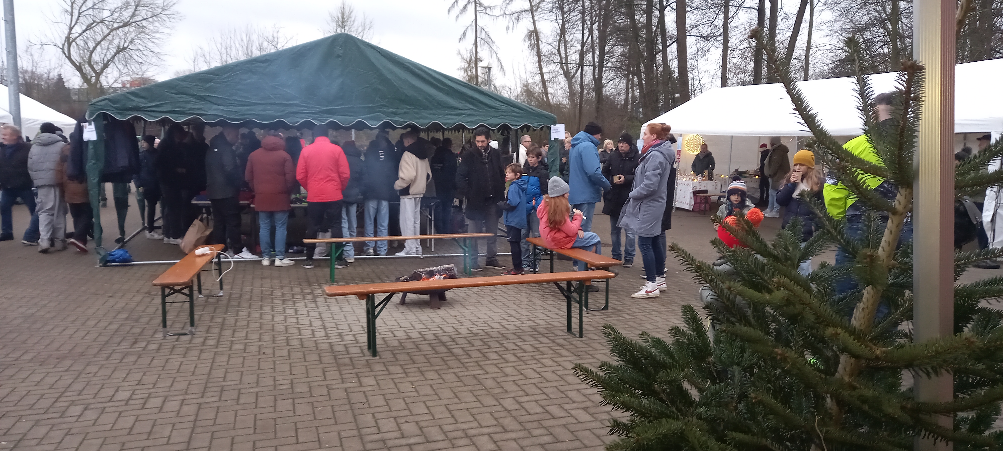 FCM-Weihnachtsmarkt begann mit Schweigeminute