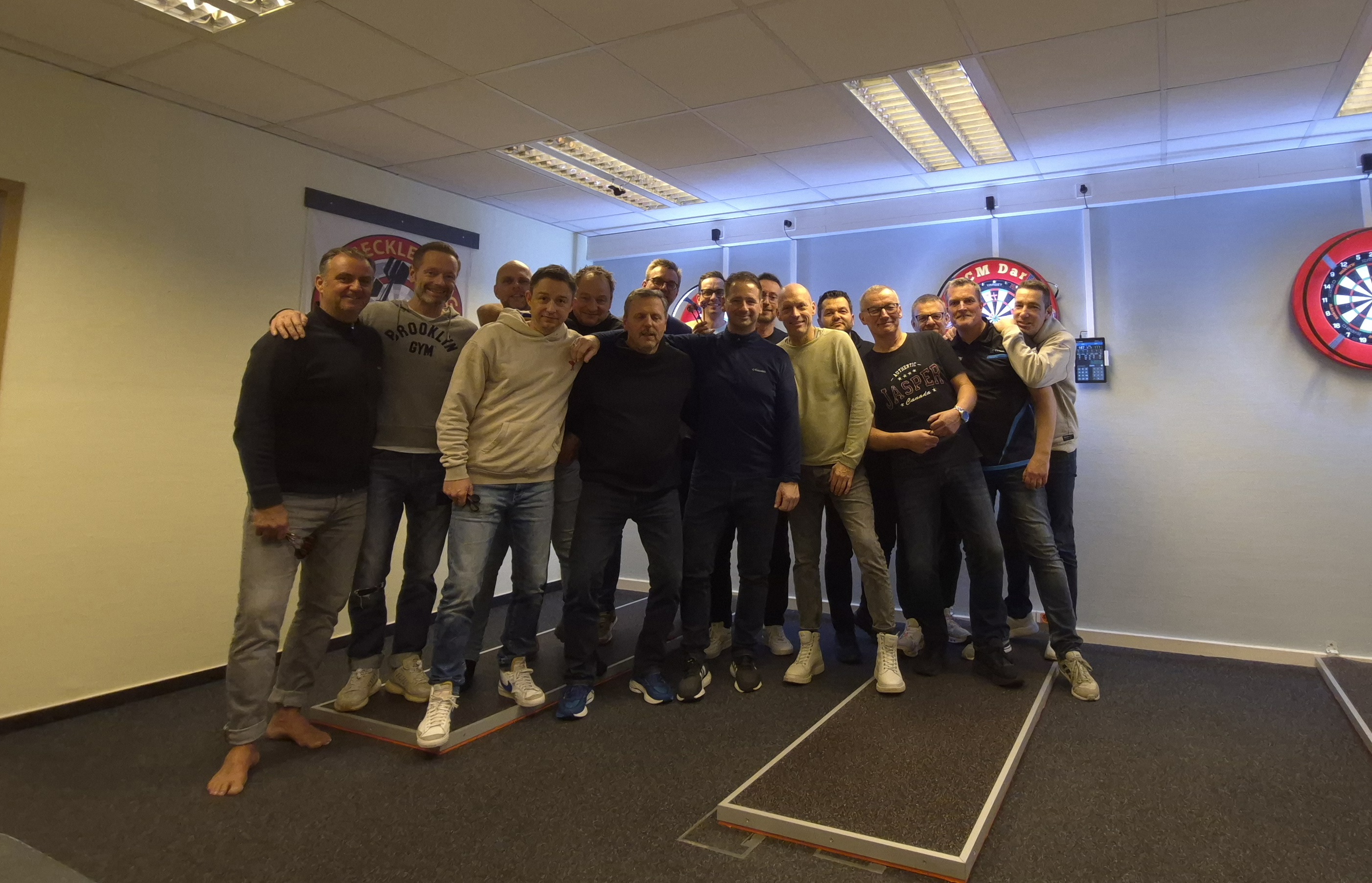 Alte Herren versuchen sich beim Darts